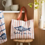 Τσάντα Bio PVC "Catch of the day" μεσαία – Ulster Weavers - Image 2